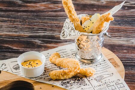 Чикен фингерс с сырным соусом