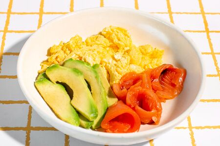 Скрэмбл с сёмгой и авокадо