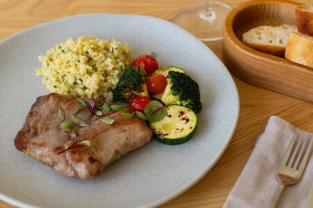 Стейк из индейки с булгуром и печеными овощами