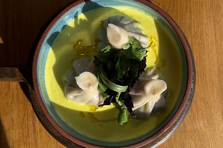 Хинкали с грибами и сулугуни в соусе чкемерули