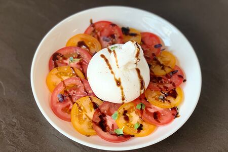 Летний салат с бурратой