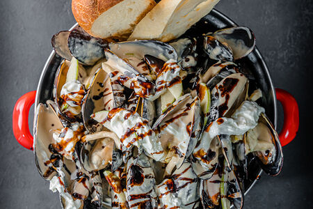 Мидии с яблоком, бальзамиком и бурратой