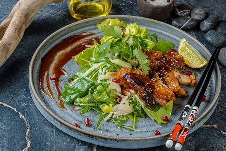 Салат с хрустящей свининой и личи