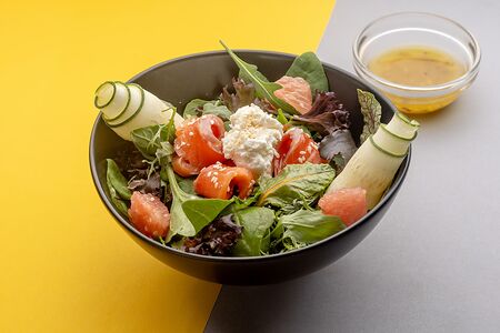 Салат с лососем, цукини и грейпфрутом