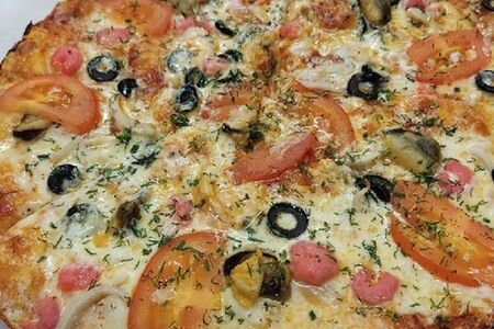 Пицца на тонком тесте с морепродуктами