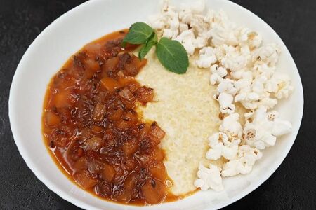 Пшенная каша на кокосовом молоке с чатни из тыквы и облепихи с попкорном