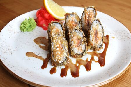 Тёплые малые спайси роллы с лососем