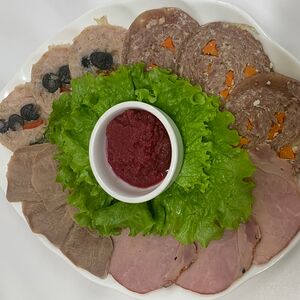 Ассорти из мясных деликатесов