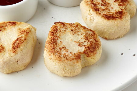 Ванильные сырники из тофу с протертыми ягодами и сметаной