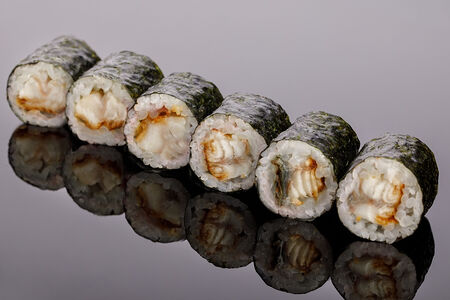 Ролл с копченым угрем