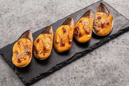 Запечённые мидии в ракушках со спайси соусом