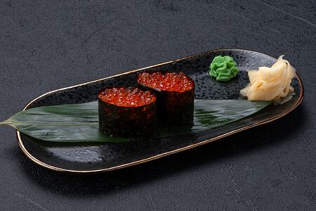 Гункан с лососевой икрой