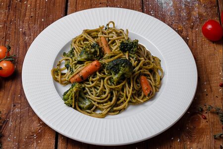 Лапша шпинатная с овощами