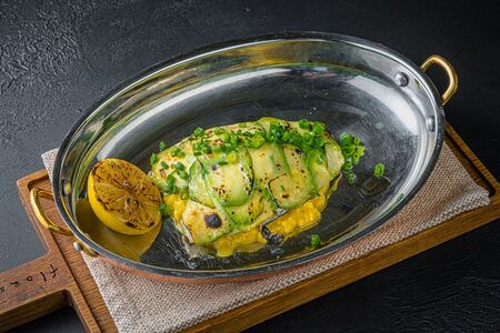 Филе дорадо с печеным авокадо