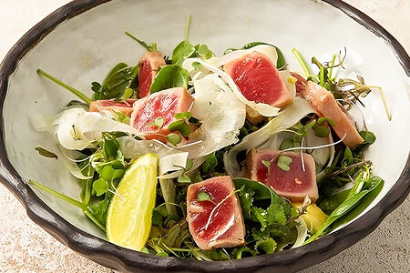 Салат с обжаренным тунцом с медово-горчичной заправкой