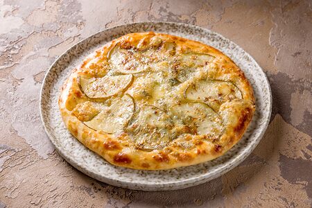 Хачапури Дюшес с сыром дорблю и грушей