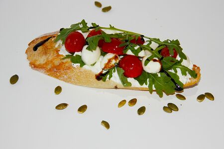 Хрускетта с томатами и моцареллой