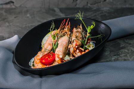 Авокадо, лангустины, томаты кимчи, страчателла