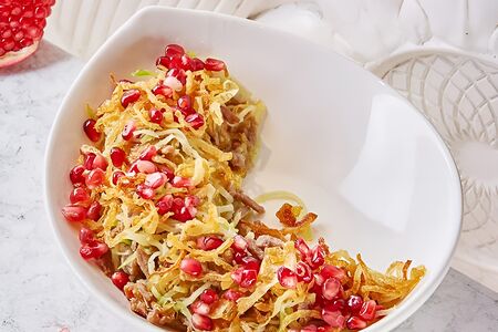 Салат из телятины, зеленой редьки и жареного лука