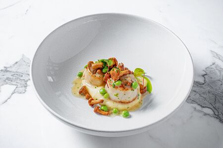 Жареные гребешки с картофельным пюре, лисичками и трюфелем