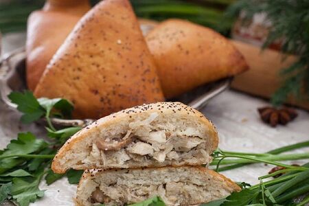 Пирожок с курицей и грибами