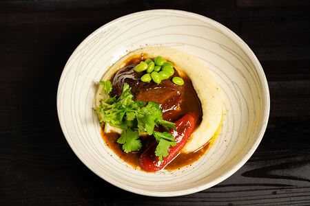 Говяжьи щечки с пюре и бобами