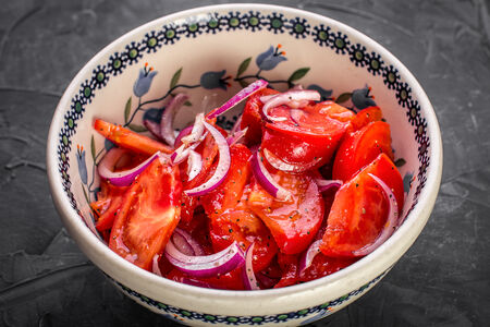 Салат из узбекских томатов с красным луком