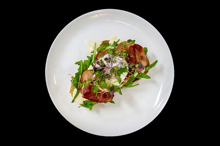 Тост с беконом и яйцом пашот