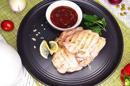 Филе куриного бедра на гриле с соусом барбекю