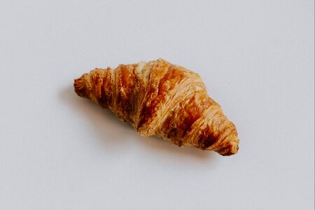 Круассан с малиновым джемом
