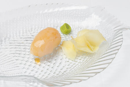 Суши с морским гребешком и понзу