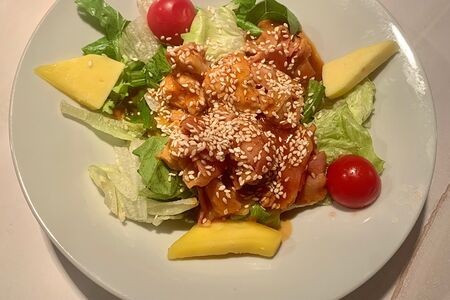 Теплый салат с курицей и беконом