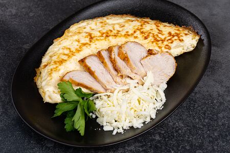 Омлет с курицей и сыром