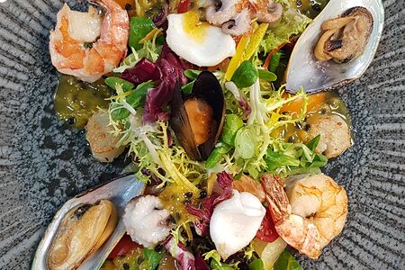 Салат с морепродуктами и маракуйей