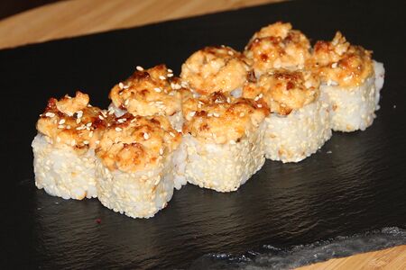 Запеченный ролл с угрем и курицей