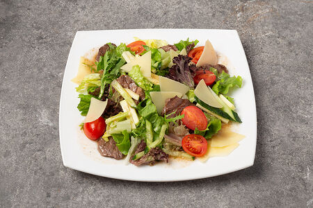 Салат микс с обжаренной говядиной