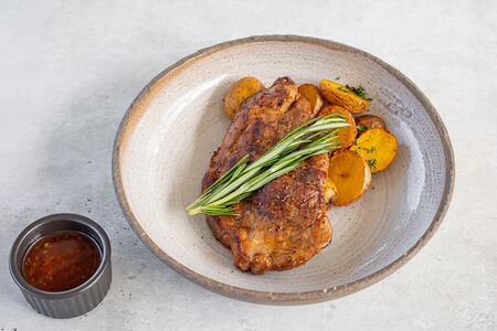 Копченый стейк из cвинoй шеи с беби картофелем