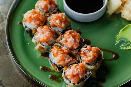 Хрустящий ролл с лососем