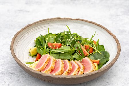 Салат с тунцом и авокадо