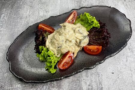 Тёплый салат с куриной печенью в сливочном соусе