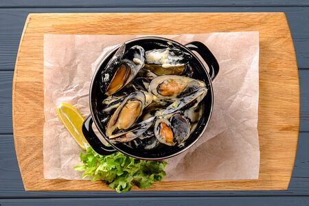 Мидии в створках в сливочном соусе