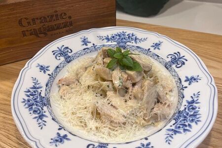 Тальолини с цыпленком и сезонными грибами