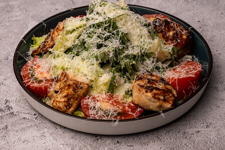 Салат с куриным шашлыком и пармезаном