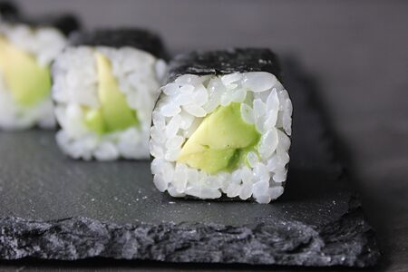 Ролл с авокадо