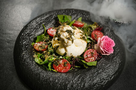 Буррата с томатами