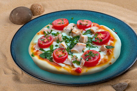 Пицца с курицей и томатами