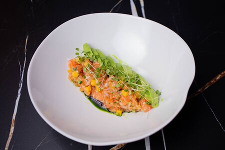 Лосось с авокадо и халапеньо