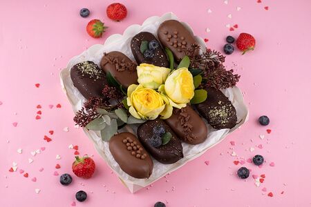 Подарочный набор пирожных Эскимо ассорти с цветами