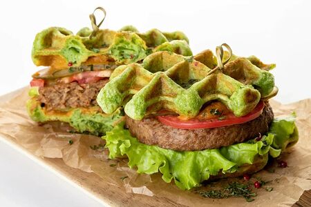 Шпинатные сэндвич-вафли с растительным мясом