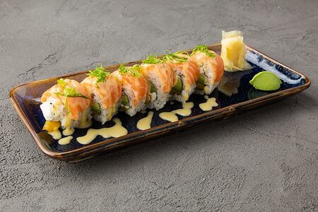 Ролл с лососем-манго